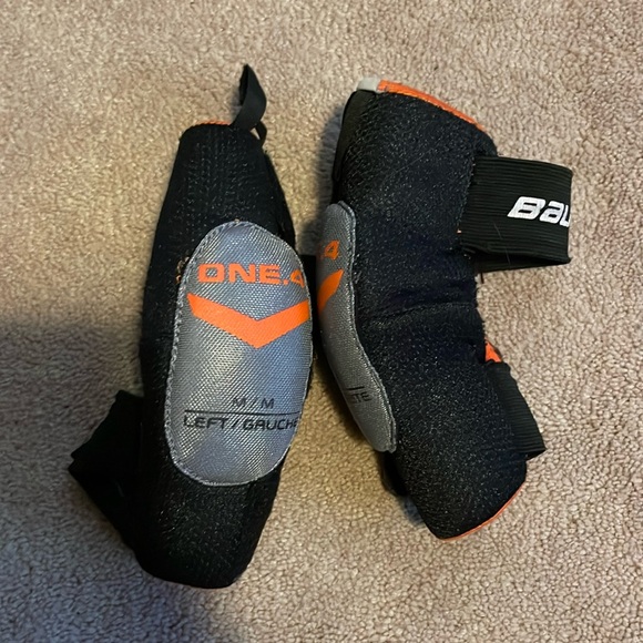 Bauer Other - 🏒Youth medium Bauer hockey elbow pads🏒